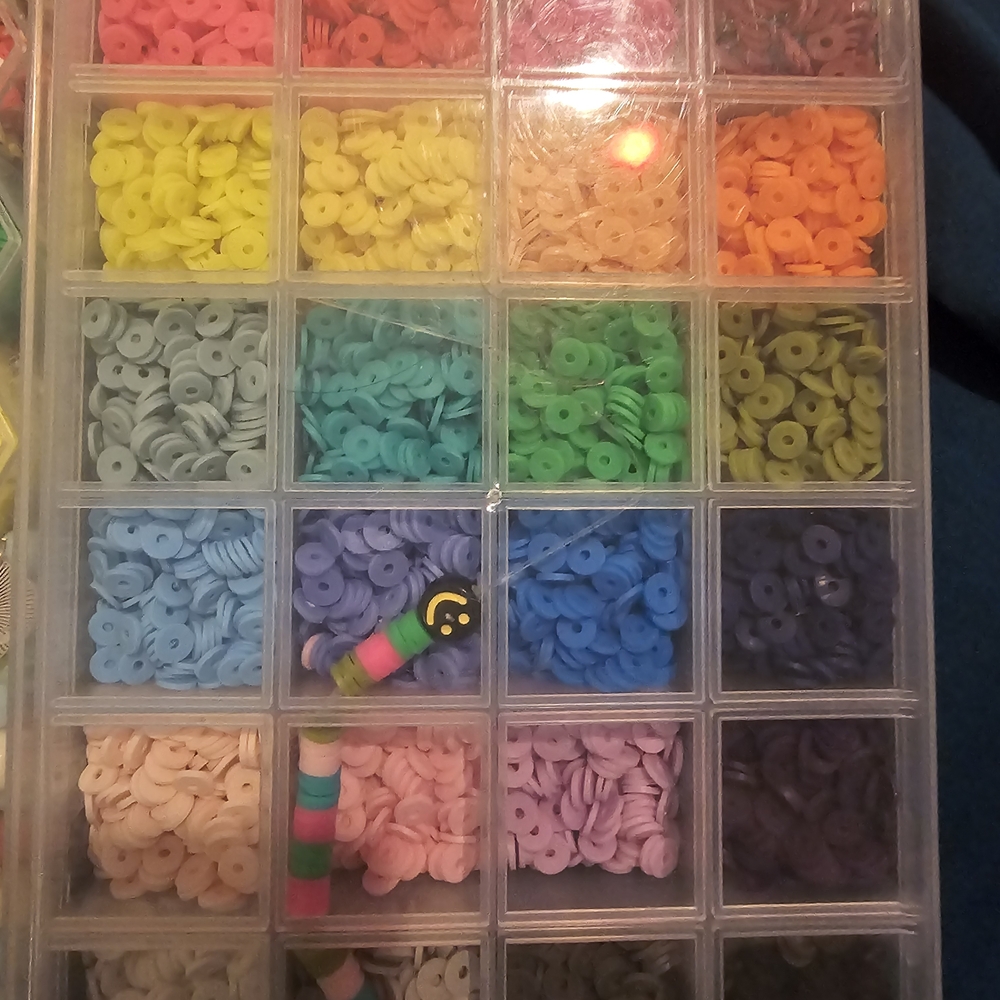4 Sets Of Colorful Beads With Organizers - Picture 3 of 8